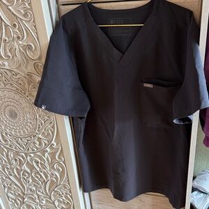Figs woman’s V-Neck Top in charcoal